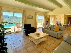 Villa Camelia pour 8 personnes avec piscine et vue mer au domaine de Valcros à La Londe les Maures