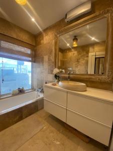 St Julians Luxurious Penthouse with POOL Enjoying Distant SEAVIEWS