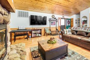 Fire Pit, Gazebo and Grill Family Cabin in Arnold!