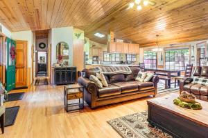 Fire Pit, Gazebo and Grill Family Cabin in Arnold!