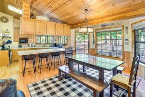 Fire Pit, Gazebo and Grill Family Cabin in Arnold!