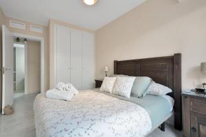 Apartamento con terraza y piscina en Puerto Marina - MISTRAL