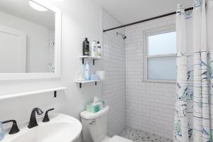 Seas the Day - 4 blocks to the beach, restaurant, and bar district - great deck and outdoor space!!