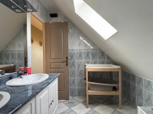 Villas Villa des pontons Maison 5 chambres avec grand jardin clos et belle terrasse sejour spacieux lumineux a 2 kms de la plage d'Arromanches pres de Bayeux, Omaha beach - table de ping pong - garage : photos des chambres