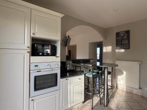 Villa des pontons Maison 5 chambres avec grand jardin clos et belle terrasse séjour spacieux lumineux à 2 kms de la plage dArromanches près de Bayeux, Omaha beach - table de ping pong - garage