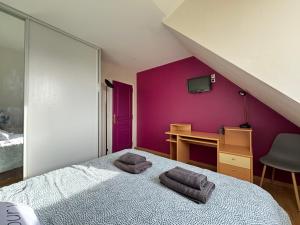 Villas Villa des pontons Maison 5 chambres avec grand jardin clos et belle terrasse sejour spacieux lumineux a 2 kms de la plage d'Arromanches pres de Bayeux, Omaha beach - table de ping pong - garage : photos des chambres