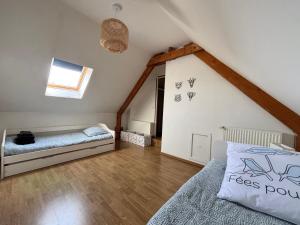 Villas Villa des pontons Maison 5 chambres avec grand jardin clos et belle terrasse sejour spacieux lumineux a 2 kms de la plage d'Arromanches pres de Bayeux, Omaha beach - table de ping pong - garage : photos des chambres