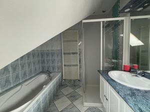 Villas Villa des pontons Maison 5 chambres avec grand jardin clos et belle terrasse sejour spacieux lumineux a 2 kms de la plage d'Arromanches pres de Bayeux, Omaha beach - table de ping pong - garage : photos des chambres