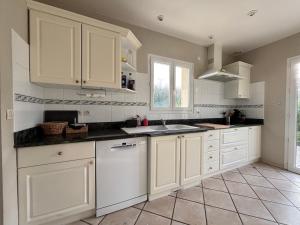 Villas Villa des pontons Maison 5 chambres avec grand jardin clos et belle terrasse sejour spacieux lumineux a 2 kms de la plage d'Arromanches pres de Bayeux, Omaha beach - table de ping pong - garage : photos des chambres