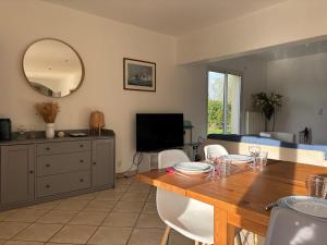 Villa des pontons Maison 5 chambres avec grand jardin clos et belle terrasse séjour spacieux lumineux à 2 kms de la plage dArromanches près de Bayeux, Omaha beach - table de ping pong - garage