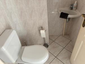 Villas Villa des pontons Maison 5 chambres avec grand jardin clos et belle terrasse sejour spacieux lumineux a 2 kms de la plage d'Arromanches pres de Bayeux, Omaha beach - table de ping pong - garage : photos des chambres