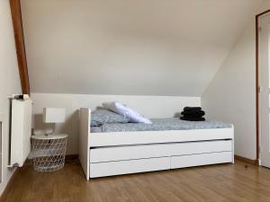 Villas Villa des pontons Maison 5 chambres avec grand jardin clos et belle terrasse sejour spacieux lumineux a 2 kms de la plage d'Arromanches pres de Bayeux, Omaha beach - table de ping pong - garage : photos des chambres