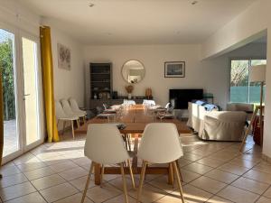 Villas Villa des pontons Maison 5 chambres avec grand jardin clos et belle terrasse sejour spacieux lumineux a 2 kms de la plage d'Arromanches pres de Bayeux, Omaha beach - table de ping pong - garage : photos des chambres