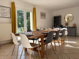 Villas Villa des pontons Maison 5 chambres avec grand jardin clos et belle terrasse sejour spacieux lumineux a 2 kms de la plage d'Arromanches pres de Bayeux, Omaha beach - table de ping pong - garage : photos des chambres