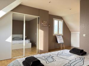 Villas Villa des pontons Maison 5 chambres avec grand jardin clos et belle terrasse sejour spacieux lumineux a 2 kms de la plage d'Arromanches pres de Bayeux, Omaha beach - table de ping pong - garage : photos des chambres