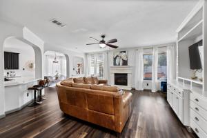 Upscale 4BR Cypress Home w Pool, Hot Tub, Theater, Sleeps 20