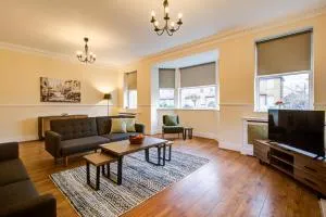 Spacious 4 Bedroom House with Free Parking - Upminster