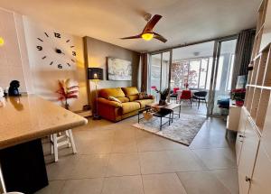 Elegante apartamento con vista directa al mar