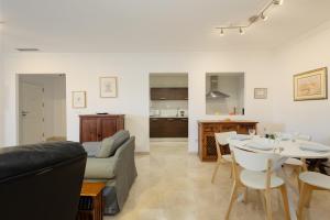 Apartment with private terrace and panoramic views, Balcones del Lago, Istán