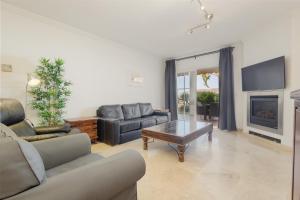 Apartment with private terrace and panoramic views, Balcones del Lago, Istán