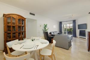 Apartment with private terrace and panoramic views, Balcones del Lago, Istán