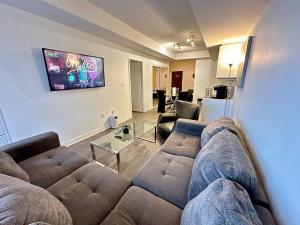 Comfy 1Bdrm den 2Baths with 3 real beds plus parking