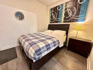 Comfy 1Bdrm den 2Baths with 3 real beds plus parking