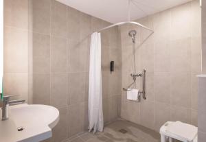 Hotels B&B HOTEL Massieux Genay : photos des chambres