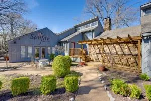 Stunning Southaven Estate Pool and Spacious Deck! - Hernando