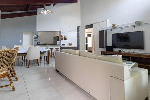Encantadora Casa: Piscina, Jacuzzi e 4 Quartos.