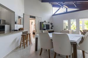 Encantadora Casa: Piscina, Jacuzzi e 4 Quartos.