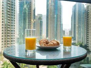 Luxurious & Spacious 2BR l Burj & Fountain Views l Walk to Dubai Mall l Pool l Gym