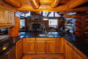 Log Retreat at Fish Creek by Simple Life Rentals