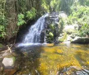 Chalé das Montanhas - Cachoeira particular dentro da hospedagem - 新弗里堡
