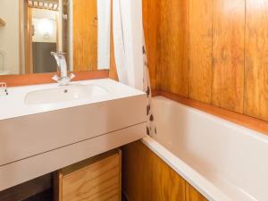 Studio rénové, centre station, capacité 4 pers, balcon - FR-1-181-2502