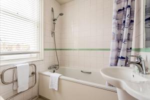 Chic Gunter Grove Flat - London Retreat