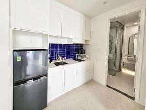 VARIA Luxury Apartment w Balcony & Oceanview Sunset Town