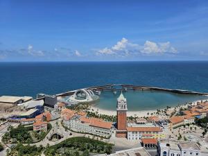 VARIA Luxury Apartment w Balcony & Oceanview Sunset Town