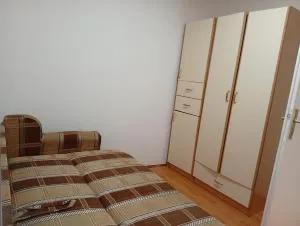 Zuta kuca na kraj sela - Čenej