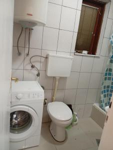 Zuta kuca na kraj sela