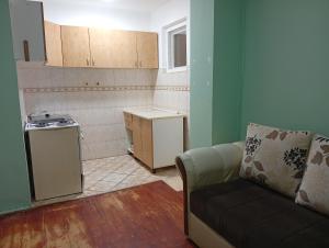 Zuta kuca na kraj sela