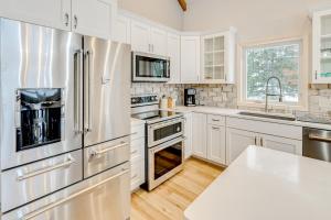 Lakefront Rhinelander Cottage with Private Dock!