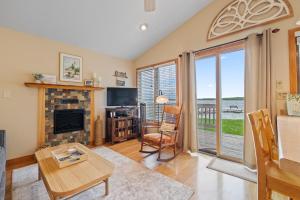 Sunset Shores - Lakeside Cabin #1 by Simple Life Rentals - 3hvězdičkové hotely ve městě Baileys Harbor