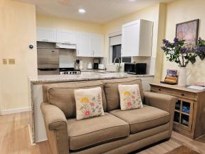 B212 Hot Tub, AC x3, parking, 2 min to Banff Gate