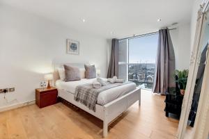 Deluxe Two Bed Apartment with River & City View