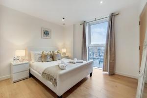 Deluxe Two Bed Apartment with River & City View