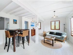 Maisons de vacances Jolie petite Maison, Clim, residence avec piscine a 5mn circuit Paul Ricard : Maison 3 Chambres