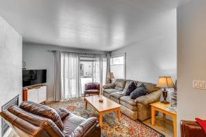 Near Hiking: Cozy Anchorage Retreat w Fireplace!