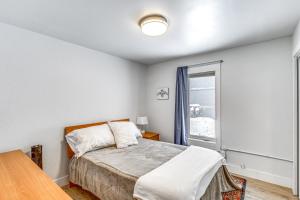 Near Hiking Cozy Anchorage Retreat with Fireplace!