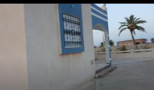 une villa se situe dans un hectare de campagne